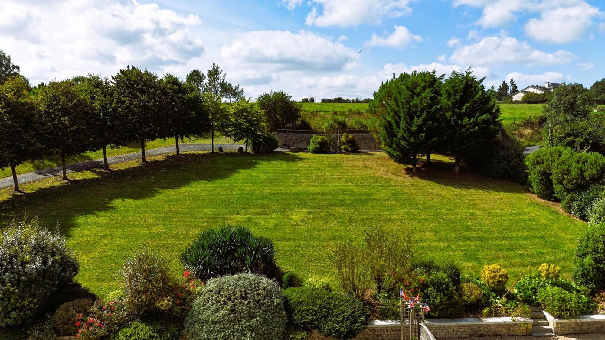 Le Domaine Des Roseraies Monfreville Exterior photo